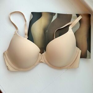 New, 34B never worn SKIMS “Fits everybody t-shirt bra”